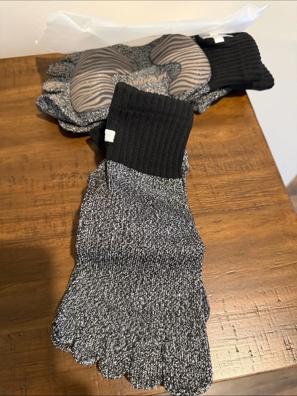 Men's Five-Toe Grip Supersocks/Athletic Socks in Black and Gray